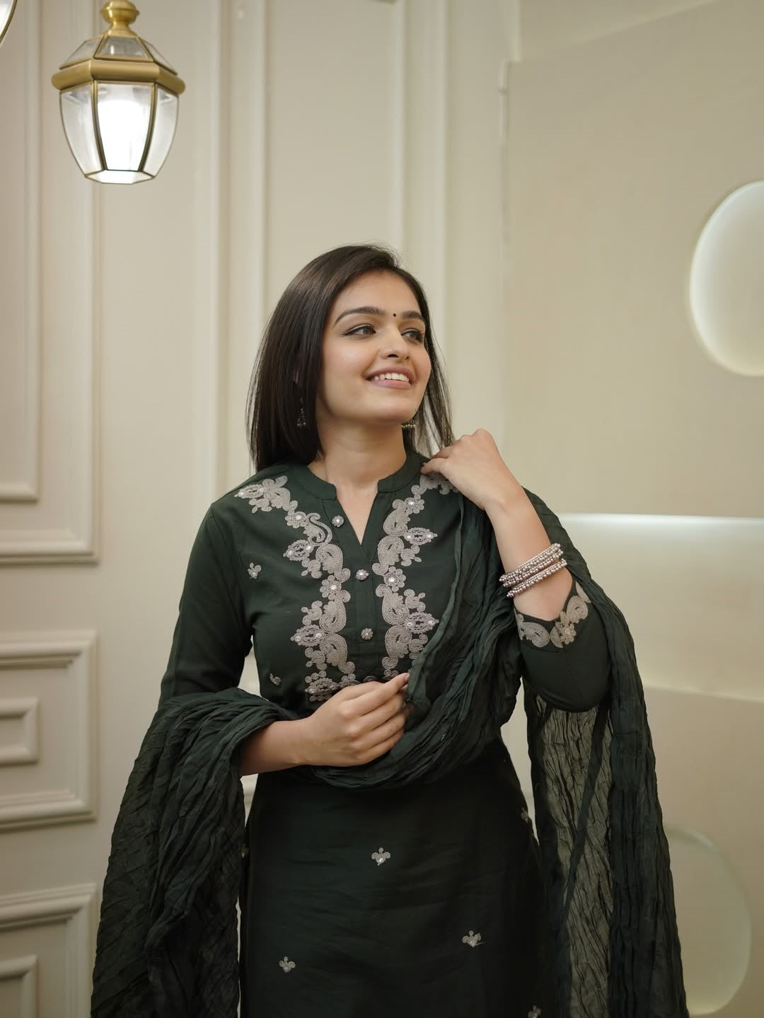 Mandarin collar kurta with embroidered sleeves