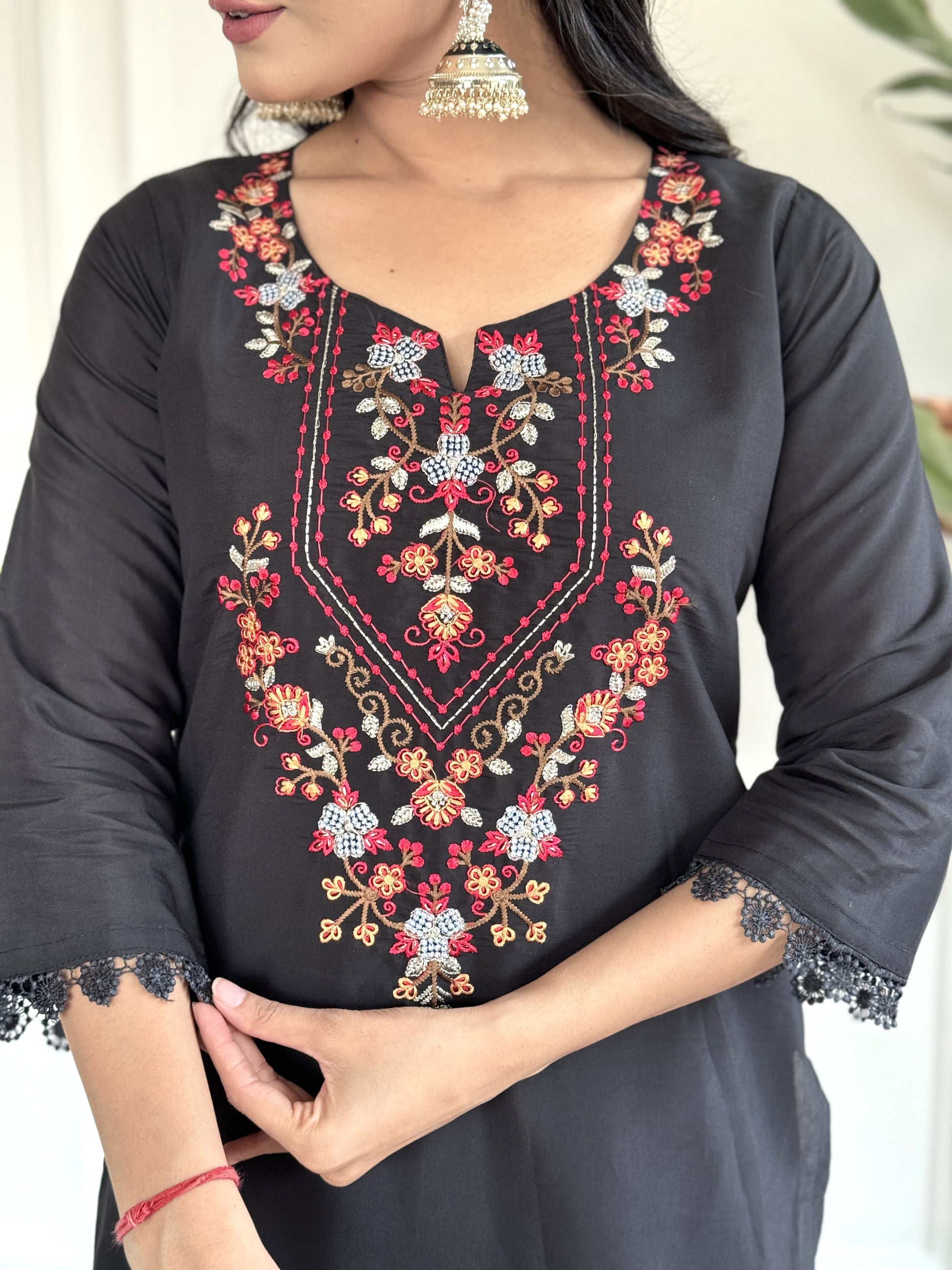 Kurti with Lacework Pants and Printed Dupatta – Styled Look