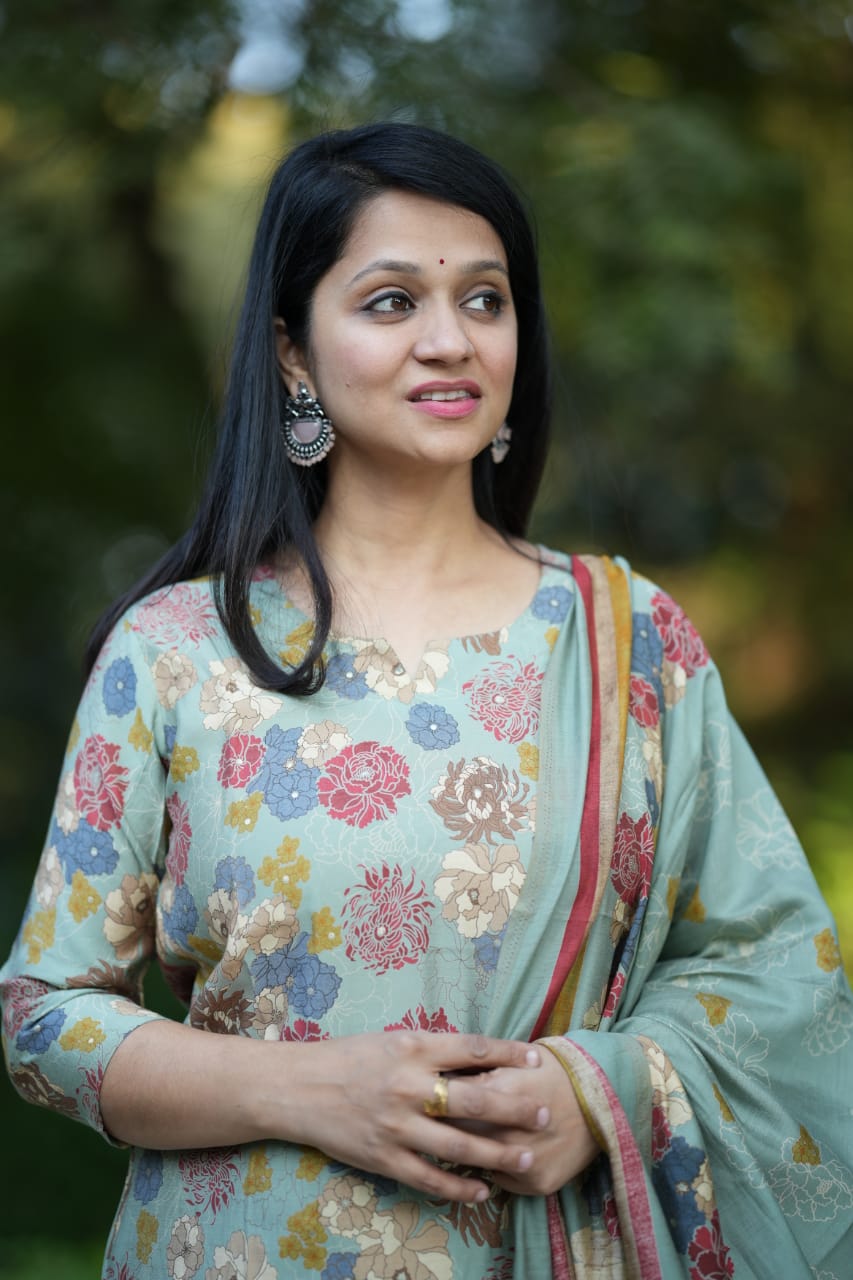 Elegant Floral Muslin Kurta with Dupatta – Close-Up