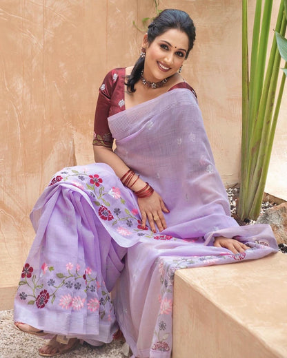 Linen saree showcasing cotton tassels on the pallu.