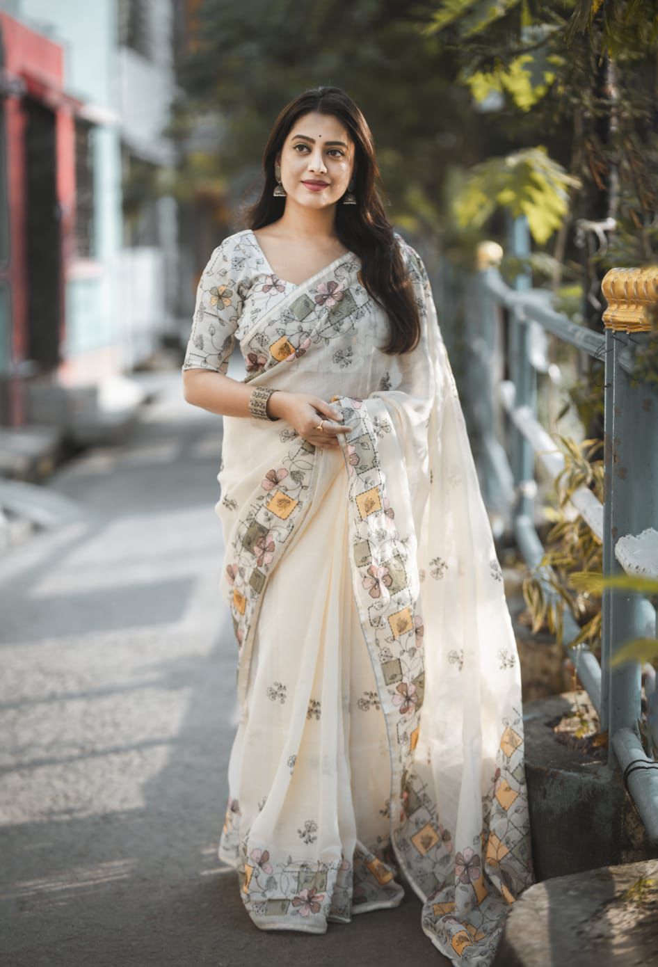 Soft linen saree with pencil stitch embroidery in two elegant colors