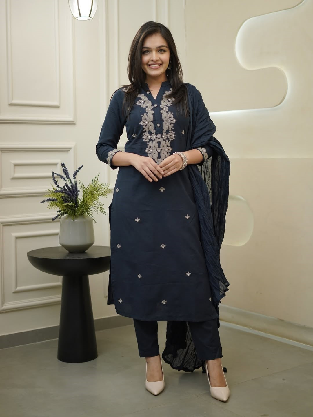Mandarin collar kurta with embroidered sleeves