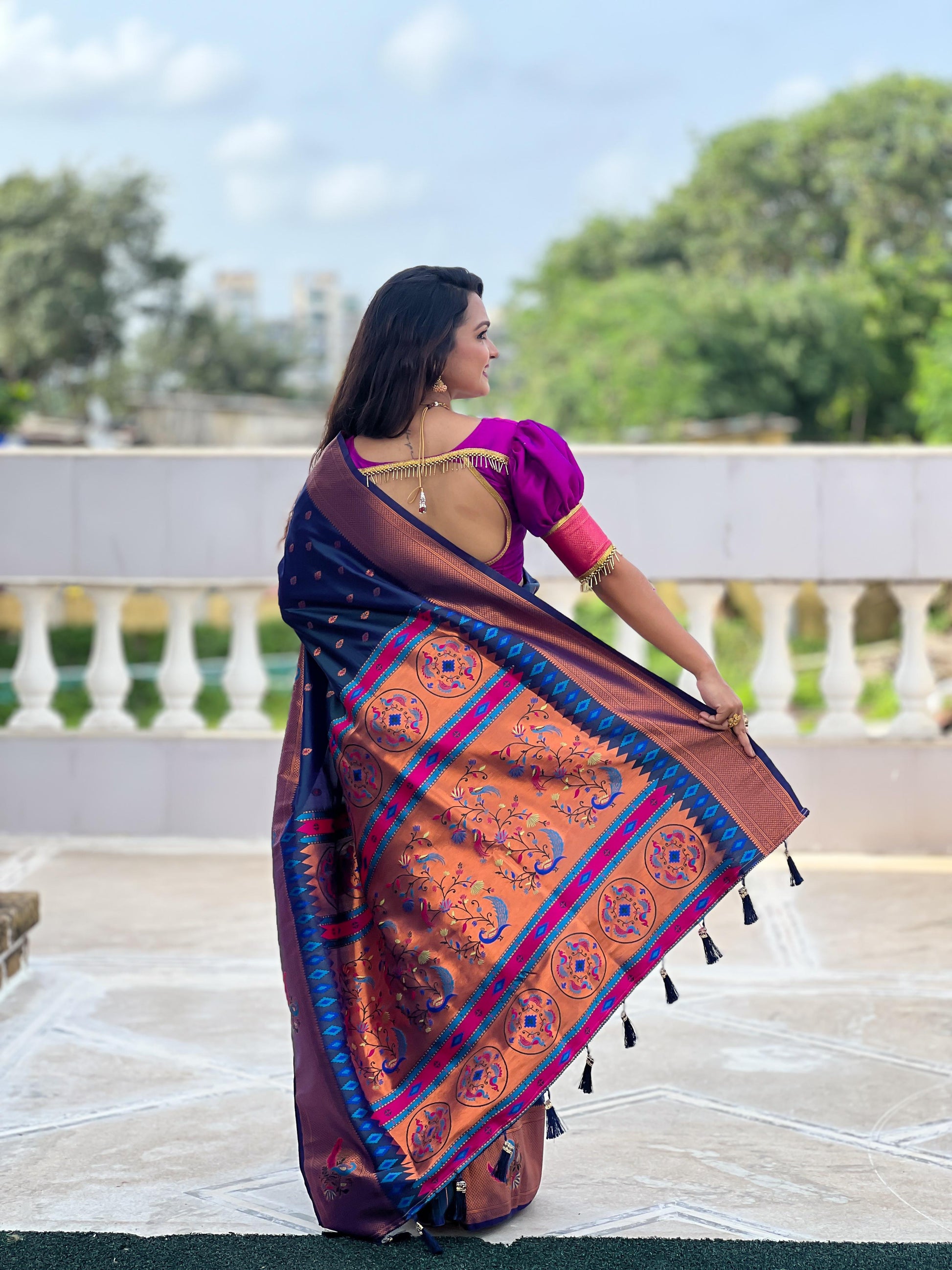 Rich pallu with Turning Peacock Meenakari weaving and tassels.